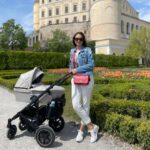 Denisa Cziglová Instagram - Milé maminky POZOR👶🏻♥️ Od dnešní půlnoci 17.8 do 20.8. na vás čeká letní akce na webu @funbaby.cz 👀👶🏻👧🏼🧒🏼 S kódem DENISA15 máte slevu 15%, platí na všechny značky, například CAM,Britax, Diamond, Zopa i další do vyprodání zásob. Musím osobně říct, že se všemi kočárky jsem moc spokojená. Z kočárkem Britax, který Izabelka měla od narození jsem byla nadšená a neměnila bych. 🫶🏻👏🏻 Stejně jako teď s sporákem od @zopa_global Quiq👏🏻😍 Opravdu skvělý, dobře skladný, lehký, rychle se rozkládá a super se ovládá, je pohodlný na spinkání. 🫶🏻 A nebo doporučuji kočárek @zopa_global na cestování. Na dovolenou, můžete tento kočárek dát i do letadla a je ultra lehký✈️🔝 Tak mrkněte na web a nezapomeňte na slevový kód.☺️ #deti #miminko #kocarky #hracky #postylka #akceleto #DENISA15 #musthave #funbaby #slevanawebu @funbaby.cz @britaxroemer_czsk @zopa_global * Sleva neplatí na zboží, které je už teď zlevněné Maminky moje šaty jsou od @lasatinofficial Brno, Czech Republic