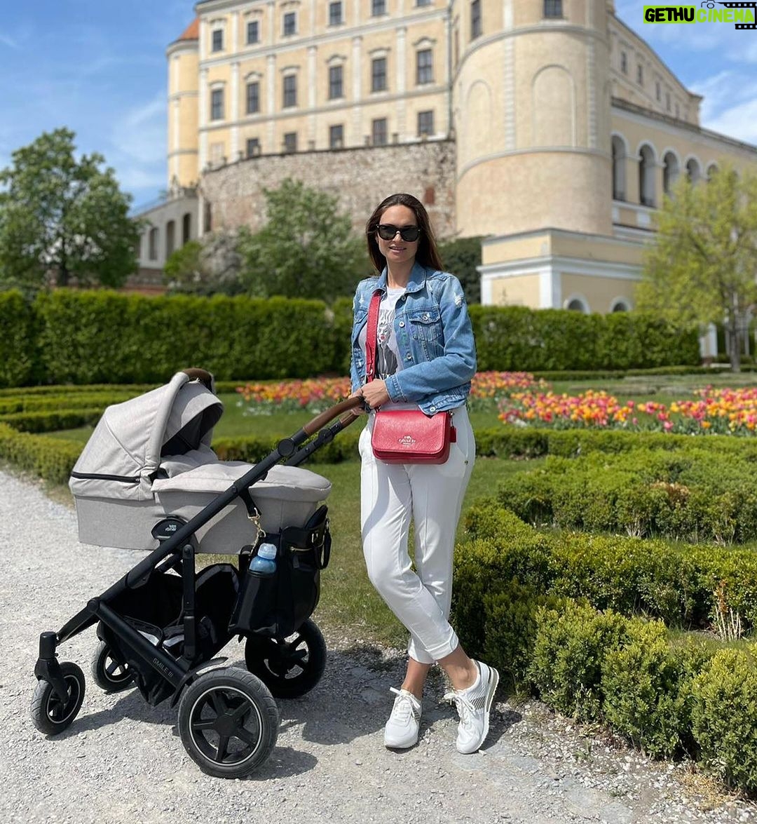 Denisa Cziglová Instagram - Milé maminky POZOR👶🏻♥️ Od dnešní půlnoci 17.8 do 20.8. na vás čeká letní akce na webu @funbaby.cz 👀👶🏻👧🏼🧒🏼 S kódem DENISA15 máte slevu 15%, platí na všechny značky, například CAM,Britax, Diamond, Zopa i další do vyprodání zásob. Musím osobně říct, že se všemi kočárky jsem moc spokojená. Z kočárkem Britax, který Izabelka měla od narození jsem byla nadšená a neměnila bych. 🫶🏻👏🏻 Stejně jako teď s sporákem od @zopa_global Quiq👏🏻😍 Opravdu skvělý, dobře skladný, lehký, rychle se rozkládá a super se ovládá, je pohodlný na spinkání. 🫶🏻 A nebo doporučuji kočárek @zopa_global na cestování. Na dovolenou, můžete tento kočárek dát i do letadla a je ultra lehký✈️🔝 Tak mrkněte na web a nezapomeňte na slevový kód.☺️ #deti #miminko #kocarky #hracky #postylka #akceleto #DENISA15 #musthave #funbaby #slevanawebu @funbaby.cz @britaxroemer_czsk @zopa_global * Sleva neplatí na zboží, které je už teď zlevněné Maminky moje šaty jsou od @lasatinofficial Brno, Czech Republic