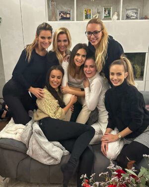 Denisa Cziglová Instagram - Spolu jsme prožívaly radosti, starosti, bolesti, svatby, narození dětiček. Parkrat jsme se nepohodly, pak si zase spolu poplakaly, ale vždy jsme veděly, že jsme tu jedna pro druhou a máme to štěstí, že ať se děje cokoliv, tak se máme navzájem . A teď Jsme tu pro Tebe Denisko @foodtherapybydenisa , protože jsi náš anděl s ďáblikem v těle, naše bojovnice a obrovská inspirace… A ted bojujeme s Tebou, za Tebe.. 🙏🏼🙏🏼🙏🏼Protože my Tě rozhodně nedáme… 🤍🤍🤍🤍 #simplythebest