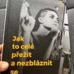 Denisa Cziglová Instagram - Žij a dělej to, co tě baví. Život je dar, který jsme si rozbalili a máme si ho užít a prožit, než spadne opona a přijde tvá derniéra.” Denisa Cziglová Je to neuvěřitelné, nikdy jsem to nečekala, že se vyprodají všechny knížky 2000 kusů.🥹🫶🏻 Ano prodaly se teď, v období, které je pro mně náročnější, ale zase mě stále drží nad vodou a jsem strašně šťastná, že mi píšete jak vás inspiruje, motivuje a pomáhá i vám.😘 Svůj život jsem si opravdu od roku 2015 užívala naplno a celkově jsem moc vděčná za celý život. 🙏🏽Neloučím se teď to ne. Jen jsem ráda, že jsem si ho prožila hezky a doufám, že moje derniéra ještě chvilku počká. 😅 Děkuji moc @backstagebooks za vydání a všechno až do teďka. ❤️ Snad nám klapne alespoň ještě ta druhá knížka, kterou bych chtěla začit po létě psát. 😎🙌🏼 Vím, že mi často píšete, že knížku už nemůžete sehnat, jestli o nějaké nevím. Bohužel už nikde v knihkupectví a na eshopech asi nenajdete, ale třeba vám ji někdo půjčí nebo prodá. 😅 Ale pozor💛 Já jsem jednu knížku ještě našla. A ráda bych ji někomu věnovala🥰. Někomu kdo ji teď moc potřebuje, kdo bojuje a udělá mu velkou radost. Jaká je podmínka? Tady dolů⬇️ na IG napište prosím nějaký váš životní optimisticky příběh, něco co vám pomohlo a dělá radost ze života. Příští pátek vyberu vítěze a moc ráda pošlu knihu s věnováním.💛😘🫶🏻 #kniha #backstagebooks #mojeknizka #derniera #vyprodano #foodtherapybydenisa #mujpribeh #mujzivot #mujboj #nadornamozku🧠 #Evzen #cancermum #fuckcancer🎗