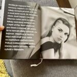 Denisa Cziglová Instagram - Žij a dělej to, co tě baví. Život je dar, který jsme si rozbalili a máme si ho užít a prožit, než spadne opona a přijde tvá derniéra.” Denisa Cziglová Je to neuvěřitelné, nikdy jsem to nečekala, že se vyprodají všechny knížky 2000 kusů.🥹🫶🏻 Ano prodaly se teď, v období, které je pro mně náročnější, ale zase mě stále drží nad vodou a jsem strašně šťastná, že mi píšete jak vás inspiruje, motivuje a pomáhá i vám.😘 Svůj život jsem si opravdu od roku 2015 užívala naplno a celkově jsem moc vděčná za celý život. 🙏🏽Neloučím se teď to ne. Jen jsem ráda, že jsem si ho prožila hezky a doufám, že moje derniéra ještě chvilku počká. 😅 Děkuji moc @backstagebooks za vydání a všechno až do teďka. ❤️ Snad nám klapne alespoň ještě ta druhá knížka, kterou bych chtěla začit po létě psát. 😎🙌🏼 Vím, že mi často píšete, že knížku už nemůžete sehnat, jestli o nějaké nevím. Bohužel už nikde v knihkupectví a na eshopech asi nenajdete, ale třeba vám ji někdo půjčí nebo prodá. 😅 Ale pozor💛 Já jsem jednu knížku ještě našla. A ráda bych ji někomu věnovala🥰. Někomu kdo ji teď moc potřebuje, kdo bojuje a udělá mu velkou radost. Jaká je podmínka? Tady dolů⬇️ na IG napište prosím nějaký váš životní optimisticky příběh, něco co vám pomohlo a dělá radost ze života. Příští pátek vyberu vítěze a moc ráda pošlu knihu s věnováním.💛😘🫶🏻 #kniha #backstagebooks #mojeknizka #derniera #vyprodano #foodtherapybydenisa #mujpribeh #mujzivot #mujboj #nadornamozku🧠 #Evzen #cancermum #fuckcancer🎗