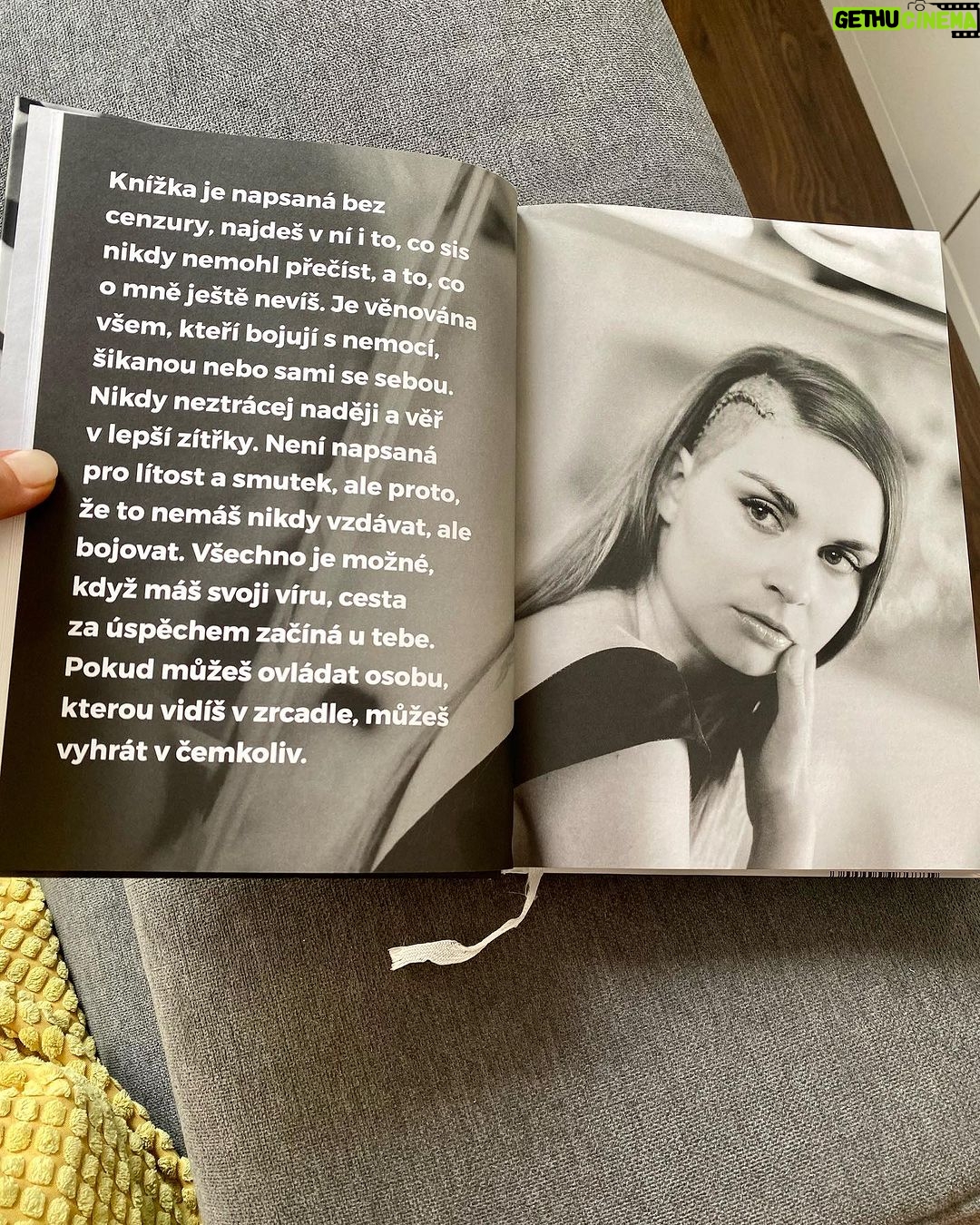 Denisa Cziglová Instagram - Žij a dělej to, co tě baví. Život je dar, který jsme si rozbalili a máme si ho užít a prožit, než spadne opona a přijde tvá derniéra.” Denisa Cziglová Je to neuvěřitelné, nikdy jsem to nečekala, že se vyprodají všechny knížky 2000 kusů.🥹🫶🏻 Ano prodaly se teď, v období, které je pro mně náročnější, ale zase mě stále drží nad vodou a jsem strašně šťastná, že mi píšete jak vás inspiruje, motivuje a pomáhá i vám.😘 Svůj život jsem si opravdu od roku 2015 užívala naplno a celkově jsem moc vděčná za celý život. 🙏🏽Neloučím se teď to ne. Jen jsem ráda, že jsem si ho prožila hezky a doufám, že moje derniéra ještě chvilku počká. 😅 Děkuji moc @backstagebooks za vydání a všechno až do teďka. ❤️ Snad nám klapne alespoň ještě ta druhá knížka, kterou bych chtěla začit po létě psát. 😎🙌🏼 Vím, že mi často píšete, že knížku už nemůžete sehnat, jestli o nějaké nevím. Bohužel už nikde v knihkupectví a na eshopech asi nenajdete, ale třeba vám ji někdo půjčí nebo prodá. 😅 Ale pozor💛 Já jsem jednu knížku ještě našla. A ráda bych ji někomu věnovala🥰. Někomu kdo ji teď moc potřebuje, kdo bojuje a udělá mu velkou radost. Jaká je podmínka? Tady dolů⬇️ na IG napište prosím nějaký váš životní optimisticky příběh, něco co vám pomohlo a dělá radost ze života. Příští pátek vyberu vítěze a moc ráda pošlu knihu s věnováním.💛😘🫶🏻 #kniha #backstagebooks #mojeknizka #derniera #vyprodano #foodtherapybydenisa #mujpribeh #mujzivot #mujboj #nadornamozku🧠 #Evzen #cancermum #fuckcancer🎗