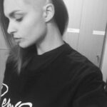 Denisa Cziglová Instagram - Žij a dělej to, co tě baví. Život je dar, který jsme si rozbalili a máme si ho užít a prožit, než spadne opona a přijde tvá derniéra.” Denisa Cziglová Je to neuvěřitelné, nikdy jsem to nečekala, že se vyprodají všechny knížky 2000 kusů.🥹🫶🏻 Ano prodaly se teď, v období, které je pro mně náročnější, ale zase mě stále drží nad vodou a jsem strašně šťastná, že mi píšete jak vás inspiruje, motivuje a pomáhá i vám.😘 Svůj život jsem si opravdu od roku 2015 užívala naplno a celkově jsem moc vděčná za celý život. 🙏🏽Neloučím se teď to ne. Jen jsem ráda, že jsem si ho prožila hezky a doufám, že moje derniéra ještě chvilku počká. 😅 Děkuji moc @backstagebooks za vydání a všechno až do teďka. ❤️ Snad nám klapne alespoň ještě ta druhá knížka, kterou bych chtěla začit po létě psát. 😎🙌🏼 Vím, že mi často píšete, že knížku už nemůžete sehnat, jestli o nějaké nevím. Bohužel už nikde v knihkupectví a na eshopech asi nenajdete, ale třeba vám ji někdo půjčí nebo prodá. 😅 Ale pozor💛 Já jsem jednu knížku ještě našla. A ráda bych ji někomu věnovala🥰. Někomu kdo ji teď moc potřebuje, kdo bojuje a udělá mu velkou radost. Jaká je podmínka? Tady dolů⬇️ na IG napište prosím nějaký váš životní optimisticky příběh, něco co vám pomohlo a dělá radost ze života. Příští pátek vyberu vítěze a moc ráda pošlu knihu s věnováním.💛😘🫶🏻 #kniha #backstagebooks #mojeknizka #derniera #vyprodano #foodtherapybydenisa #mujpribeh #mujzivot #mujboj #nadornamozku🧠 #Evzen #cancermum #fuckcancer🎗