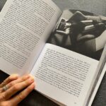 Denisa Cziglová Instagram - Žij a dělej to, co tě baví. Život je dar, který jsme si rozbalili a máme si ho užít a prožit, než spadne opona a přijde tvá derniéra.” Denisa Cziglová Je to neuvěřitelné, nikdy jsem to nečekala, že se vyprodají všechny knížky 2000 kusů.🥹🫶🏻 Ano prodaly se teď, v období, které je pro mně náročnější, ale zase mě stále drží nad vodou a jsem strašně šťastná, že mi píšete jak vás inspiruje, motivuje a pomáhá i vám.😘 Svůj život jsem si opravdu od roku 2015 užívala naplno a celkově jsem moc vděčná za celý život. 🙏🏽Neloučím se teď to ne. Jen jsem ráda, že jsem si ho prožila hezky a doufám, že moje derniéra ještě chvilku počká. 😅 Děkuji moc @backstagebooks za vydání a všechno až do teďka. ❤️ Snad nám klapne alespoň ještě ta druhá knížka, kterou bych chtěla začit po létě psát. 😎🙌🏼 Vím, že mi často píšete, že knížku už nemůžete sehnat, jestli o nějaké nevím. Bohužel už nikde v knihkupectví a na eshopech asi nenajdete, ale třeba vám ji někdo půjčí nebo prodá. 😅 Ale pozor💛 Já jsem jednu knížku ještě našla. A ráda bych ji někomu věnovala🥰. Někomu kdo ji teď moc potřebuje, kdo bojuje a udělá mu velkou radost. Jaká je podmínka? Tady dolů⬇️ na IG napište prosím nějaký váš životní optimisticky příběh, něco co vám pomohlo a dělá radost ze života. Příští pátek vyberu vítěze a moc ráda pošlu knihu s věnováním.💛😘🫶🏻 #kniha #backstagebooks #mojeknizka #derniera #vyprodano #foodtherapybydenisa #mujpribeh #mujzivot #mujboj #nadornamozku🧠 #Evzen #cancermum #fuckcancer🎗