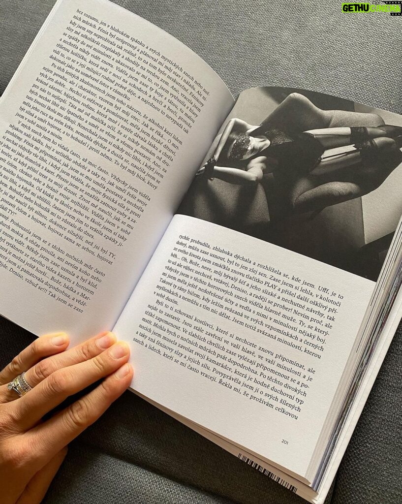 Denisa Cziglová Instagram - Žij a dělej to, co tě baví. Život je dar, který jsme si rozbalili a máme si ho užít a prožit, než spadne opona a přijde tvá derniéra.” Denisa Cziglová Je to neuvěřitelné, nikdy jsem to nečekala, že se vyprodají všechny knížky 2000 kusů.🥹🫶🏻 Ano prodaly se teď, v období, které je pro mně náročnější, ale zase mě stále drží nad vodou a jsem strašně šťastná, že mi píšete jak vás inspiruje, motivuje a pomáhá i vám.😘 Svůj život jsem si opravdu od roku 2015 užívala naplno a celkově jsem moc vděčná za celý život. 🙏🏽Neloučím se teď to ne. Jen jsem ráda, že jsem si ho prožila hezky a doufám, že moje derniéra ještě chvilku počká. 😅 Děkuji moc @backstagebooks za vydání a všechno až do teďka. ❤️ Snad nám klapne alespoň ještě ta druhá knížka, kterou bych chtěla začit po létě psát. 😎🙌🏼 Vím, že mi často píšete, že knížku už nemůžete sehnat, jestli o nějaké nevím. Bohužel už nikde v knihkupectví a na eshopech asi nenajdete, ale třeba vám ji někdo půjčí nebo prodá. 😅 Ale pozor💛 Já jsem jednu knížku ještě našla. A ráda bych ji někomu věnovala🥰. Někomu kdo ji teď moc potřebuje, kdo bojuje a udělá mu velkou radost. Jaká je podmínka? Tady dolů⬇️ na IG napište prosím nějaký váš životní optimisticky příběh, něco co vám pomohlo a dělá radost ze života. Příští pátek vyberu vítěze a moc ráda pošlu knihu s věnováním.💛😘🫶🏻 #kniha #backstagebooks #mojeknizka #derniera #vyprodano #foodtherapybydenisa #mujpribeh #mujzivot #mujboj #nadornamozku🧠 #Evzen #cancermum #fuckcancer🎗