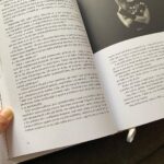 Denisa Cziglová Instagram - Žij a dělej to, co tě baví. Život je dar, který jsme si rozbalili a máme si ho užít a prožit, než spadne opona a přijde tvá derniéra.” Denisa Cziglová Je to neuvěřitelné, nikdy jsem to nečekala, že se vyprodají všechny knížky 2000 kusů.🥹🫶🏻 Ano prodaly se teď, v období, které je pro mně náročnější, ale zase mě stále drží nad vodou a jsem strašně šťastná, že mi píšete jak vás inspiruje, motivuje a pomáhá i vám.😘 Svůj život jsem si opravdu od roku 2015 užívala naplno a celkově jsem moc vděčná za celý život. 🙏🏽Neloučím se teď to ne. Jen jsem ráda, že jsem si ho prožila hezky a doufám, že moje derniéra ještě chvilku počká. 😅 Děkuji moc @backstagebooks za vydání a všechno až do teďka. ❤️ Snad nám klapne alespoň ještě ta druhá knížka, kterou bych chtěla začit po létě psát. 😎🙌🏼 Vím, že mi často píšete, že knížku už nemůžete sehnat, jestli o nějaké nevím. Bohužel už nikde v knihkupectví a na eshopech asi nenajdete, ale třeba vám ji někdo půjčí nebo prodá. 😅 Ale pozor💛 Já jsem jednu knížku ještě našla. A ráda bych ji někomu věnovala🥰. Někomu kdo ji teď moc potřebuje, kdo bojuje a udělá mu velkou radost. Jaká je podmínka? Tady dolů⬇️ na IG napište prosím nějaký váš životní optimisticky příběh, něco co vám pomohlo a dělá radost ze života. Příští pátek vyberu vítěze a moc ráda pošlu knihu s věnováním.💛😘🫶🏻 #kniha #backstagebooks #mojeknizka #derniera #vyprodano #foodtherapybydenisa #mujpribeh #mujzivot #mujboj #nadornamozku🧠 #Evzen #cancermum #fuckcancer🎗