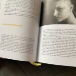 Denisa Cziglová Instagram - Žij a dělej to, co tě baví. Život je dar, který jsme si rozbalili a máme si ho užít a prožit, než spadne opona a přijde tvá derniéra.” Denisa Cziglová Je to neuvěřitelné, nikdy jsem to nečekala, že se vyprodají všechny knížky 2000 kusů.🥹🫶🏻 Ano prodaly se teď, v období, které je pro mně náročnější, ale zase mě stále drží nad vodou a jsem strašně šťastná, že mi píšete jak vás inspiruje, motivuje a pomáhá i vám.😘 Svůj život jsem si opravdu od roku 2015 užívala naplno a celkově jsem moc vděčná za celý život. 🙏🏽Neloučím se teď to ne. Jen jsem ráda, že jsem si ho prožila hezky a doufám, že moje derniéra ještě chvilku počká. 😅 Děkuji moc @backstagebooks za vydání a všechno až do teďka. ❤️ Snad nám klapne alespoň ještě ta druhá knížka, kterou bych chtěla začit po létě psát. 😎🙌🏼 Vím, že mi často píšete, že knížku už nemůžete sehnat, jestli o nějaké nevím. Bohužel už nikde v knihkupectví a na eshopech asi nenajdete, ale třeba vám ji někdo půjčí nebo prodá. 😅 Ale pozor💛 Já jsem jednu knížku ještě našla. A ráda bych ji někomu věnovala🥰. Někomu kdo ji teď moc potřebuje, kdo bojuje a udělá mu velkou radost. Jaká je podmínka? Tady dolů⬇️ na IG napište prosím nějaký váš životní optimisticky příběh, něco co vám pomohlo a dělá radost ze života. Příští pátek vyberu vítěze a moc ráda pošlu knihu s věnováním.💛😘🫶🏻 #kniha #backstagebooks #mojeknizka #derniera #vyprodano #foodtherapybydenisa #mujpribeh #mujzivot #mujboj #nadornamozku🧠 #Evzen #cancermum #fuckcancer🎗