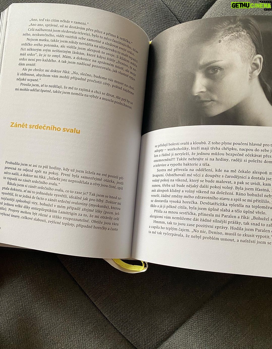 Denisa Cziglová Instagram - Žij a dělej to, co tě baví. Život je dar, který jsme si rozbalili a máme si ho užít a prožit, než spadne opona a přijde tvá derniéra.” Denisa Cziglová Je to neuvěřitelné, nikdy jsem to nečekala, že se vyprodají všechny knížky 2000 kusů.🥹🫶🏻 Ano prodaly se teď, v období, které je pro mně náročnější, ale zase mě stále drží nad vodou a jsem strašně šťastná, že mi píšete jak vás inspiruje, motivuje a pomáhá i vám.😘 Svůj život jsem si opravdu od roku 2015 užívala naplno a celkově jsem moc vděčná za celý život. 🙏🏽Neloučím se teď to ne. Jen jsem ráda, že jsem si ho prožila hezky a doufám, že moje derniéra ještě chvilku počká. 😅 Děkuji moc @backstagebooks za vydání a všechno až do teďka. ❤️ Snad nám klapne alespoň ještě ta druhá knížka, kterou bych chtěla začit po létě psát. 😎🙌🏼 Vím, že mi často píšete, že knížku už nemůžete sehnat, jestli o nějaké nevím. Bohužel už nikde v knihkupectví a na eshopech asi nenajdete, ale třeba vám ji někdo půjčí nebo prodá. 😅 Ale pozor💛 Já jsem jednu knížku ještě našla. A ráda bych ji někomu věnovala🥰. Někomu kdo ji teď moc potřebuje, kdo bojuje a udělá mu velkou radost. Jaká je podmínka? Tady dolů⬇️ na IG napište prosím nějaký váš životní optimisticky příběh, něco co vám pomohlo a dělá radost ze života. Příští pátek vyberu vítěze a moc ráda pošlu knihu s věnováním.💛😘🫶🏻 #kniha #backstagebooks #mojeknizka #derniera #vyprodano #foodtherapybydenisa #mujpribeh #mujzivot #mujboj #nadornamozku🧠 #Evzen #cancermum #fuckcancer🎗