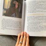Denisa Cziglová Instagram - Žij a dělej to, co tě baví. Život je dar, který jsme si rozbalili a máme si ho užít a prožit, než spadne opona a přijde tvá derniéra.” Denisa Cziglová Je to neuvěřitelné, nikdy jsem to nečekala, že se vyprodají všechny knížky 2000 kusů.🥹🫶🏻 Ano prodaly se teď, v období, které je pro mně náročnější, ale zase mě stále drží nad vodou a jsem strašně šťastná, že mi píšete jak vás inspiruje, motivuje a pomáhá i vám.😘 Svůj život jsem si opravdu od roku 2015 užívala naplno a celkově jsem moc vděčná za celý život. 🙏🏽Neloučím se teď to ne. Jen jsem ráda, že jsem si ho prožila hezky a doufám, že moje derniéra ještě chvilku počká. 😅 Děkuji moc @backstagebooks za vydání a všechno až do teďka. ❤️ Snad nám klapne alespoň ještě ta druhá knížka, kterou bych chtěla začit po létě psát. 😎🙌🏼 Vím, že mi často píšete, že knížku už nemůžete sehnat, jestli o nějaké nevím. Bohužel už nikde v knihkupectví a na eshopech asi nenajdete, ale třeba vám ji někdo půjčí nebo prodá. 😅 Ale pozor💛 Já jsem jednu knížku ještě našla. A ráda bych ji někomu věnovala🥰. Někomu kdo ji teď moc potřebuje, kdo bojuje a udělá mu velkou radost. Jaká je podmínka? Tady dolů⬇️ na IG napište prosím nějaký váš životní optimisticky příběh, něco co vám pomohlo a dělá radost ze života. Příští pátek vyberu vítěze a moc ráda pošlu knihu s věnováním.💛😘🫶🏻 #kniha #backstagebooks #mojeknizka #derniera #vyprodano #foodtherapybydenisa #mujpribeh #mujzivot #mujboj #nadornamozku🧠 #Evzen #cancermum #fuckcancer🎗
