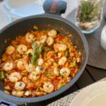 Denisa Cziglová Instagram - Paella time🩷🦐 Nechci se moc chválit, ale fakt se dnes povedla😋😎 Já ji dělám víc zeleninovou a je tam chřest, rajčata, cibule, česnek, cuketa na kostičky a hlíva ústřičná 😉 Krevety pěkně udělám na česneku, petrželi a máslo na bylinkách👌 j Moc velká letní dobrota.😎 A oblíbené jídlo našich holčiček. #paella🥘 #paellatime #lunch #nosugar #favoritemeal #musttry #wearewhatweeat #foodtherapybydenisa #cancermum #cancerfighter #glioblastomasurvivor #glioblastom