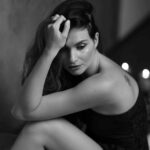 Denisa Cziglová Instagram - Ahoj přátelé, tak jsem vám chtěla o sobě a celé své situaci, něco málo napsat… Potřebovala jsem si dát trošku čas, rozdýchat to, že je zase všechno jinak, a že život umí být občas hodně tvrdý.😪 Tak to prostě občas je, vše si srovnat, vybrečet, věřit si a pořád doufat.🫶🏻 Po mém lehkém záchvatu v Praze, jsem byla na MR. Vyšetření a výsledky nedopadly zrovna ideálně. Evžen se bohužel namnožil, vytvořily se nová ložiska, úplně se zmutoval, nic na něho neplatí, žádné infuze, půst a hladovění, nezabralo ozařování, chemoterapie, ozonová terapie, ani moje přírodní alternativní léčba, které byla tentokrát velmi silná, ale bohužel nestačilo nic😞. Naštěstí je tu jedna poslední šance, která mě může zachránit a prodloužit život. 🙏🏽🥹 Po únorové operaci, začali na MOU zkoumat můj nádor, aby se zjistilo, jestli je nějaký lék, který by Evžena zastavil. Obvykle nádory nereagují a řešení se nenajde. Ti kteří mají to štěstí je tak 10%, že se nádor chytne, lék začne působit a nádor se zmenší. Evžen začal reagovat🙏🏽 Samozřejmě kolik % úspěchu, že zabere v mé hlavě je ve hvězdách💫. Ale nic jiného teď není možné. Tak brzy operovaná být nemůžu. Cestovat a hledat lék v zahraničí je dlouhá trať a nádor se musí zastavit, pojďme si říct, je to agresivní nádor.😢 Lék už jsem nasadila a upřímně se modlím každý den, aby to klaplo a já tu ještě pár let mohla být, mám svůj život ráda❤️. Ale bohužel musím se smířit i s tím, že tu nebudu věčně a moje role už tady možná končí. Vesmír nám neřekne jaké s námi má plány a kdy si nás vezme zase zpátky.🔮 Tajně doufám, že budu průzkumník této léčby, že tento lék klapne a bude možné léčit všechny lidi a nádory nezvítězí. 🙌🏼🙏🏽 Moc vám děkuji za sbírku z @doniocz ,protože díky ní si teď mohu dovolit tyto léky, které mi nehradí pojišťovna a jsou opravdu nákladné.❤️ Neberu žádné léky na uklidnění a neutlumuji se ničím. Přijímám to, co se má stát. Už neřeším striktní řád a nejsem na sebe tak tvrdá a přísná.🌸 Zkrátka užívám si každý den❤️ Svoji rodinu, moji holčičku, vidět své přátelé, trávit s nimi čas, protože nevím, co může přijít zítra.🥹 Díky za vaše pochopení, brzy se ozvu a řeknu zase víc a držte mi palce.😘🙌🏼