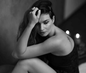 Denisa Cziglová Instagram - Ahoj přátelé,
tak jsem vám chtěla o sobě a celé své situaci, něco málo napsat…
Potřebovala jsem si dát trošku čas, rozdýchat to, že je zase všechno jinak, a že život umí být občas hodně tvrdý.😪
Tak to prostě občas je, vše si srovnat, vybrečet, věřit si a pořád doufat.🫶🏻

Po mém lehkém záchvatu v Praze, jsem byla na MR. Vyšetření a výsledky nedopadly zrovna ideálně.
Evžen se bohužel namnožil, vytvořily se nová ložiska, úplně se zmutoval, nic na něho neplatí, žádné infuze, půst a hladovění, nezabralo ozařování, chemoterapie, ozonová terapie, ani moje přírodní alternativní léčba, které byla tentokrát velmi silná, ale bohužel nestačilo nic😞.

Naštěstí je tu jedna poslední šance, která mě může zachránit a prodloužit život. 🙏🏽🥹
Po únorové operaci, začali na MOU zkoumat můj nádor, aby se zjistilo, jestli je nějaký lék, který by Evžena zastavil. Obvykle nádory nereagují a řešení se nenajde. Ti kteří mají to štěstí je tak 10%, že se nádor chytne, lék začne působit a nádor se zmenší.
Evžen začal reagovat🙏🏽 
Samozřejmě kolik % úspěchu, že zabere v mé hlavě je ve hvězdách💫.

Ale nic jiného teď není možné. Tak brzy operovaná být nemůžu. Cestovat a hledat lék v zahraničí je dlouhá trať a nádor se musí zastavit, pojďme si říct, je to agresivní nádor.😢

Lék už jsem nasadila a upřímně se modlím každý den, aby to klaplo a já tu ještě pár let mohla být, mám svůj život ráda❤️. 

Ale bohužel musím se smířit i s tím, že tu nebudu věčně a moje role už tady možná končí. 
Vesmír nám neřekne jaké s námi má plány a kdy si nás vezme zase zpátky.🔮 

Tajně doufám, že budu průzkumník této léčby, že tento lék klapne a bude možné léčit všechny lidi a nádory nezvítězí. 🙌🏼🙏🏽

Moc vám děkuji za sbírku z @doniocz ,protože díky ní si teď mohu dovolit tyto léky, které mi nehradí pojišťovna a jsou opravdu nákladné.❤️

Neberu žádné léky na uklidnění a neutlumuji se ničím. 
Přijímám to, co se má stát. Už neřeším striktní řád a nejsem na sebe tak tvrdá a přísná.🌸

Zkrátka užívám si každý den❤️
Svoji rodinu, moji holčičku, vidět své přátelé, trávit s nimi čas, protože nevím, co může přijít zítra.🥹

Díky za vaše pochopení, brzy se ozvu a řeknu zase víc a držte mi palce.😘🙌🏼