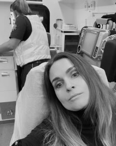 Denisa Cziglová Instagram - I takové dny jsou🙈😞😓 Instagram není jen o reklamách a o tom jak je v životě všechno jednoduché a perfektní. Aspoň ne ten můj…. Máte krásné dva týdny za sebou v Praze a říkáte si jak je všechno super, jak je vám dobře. Myslíte si, že se uzdravujete a všechno bude jako dřív, protože jsem se po čištění @ozonovaterapie cítila opravdu skvěle. Nabrala jsem hodně síly a energie. Opravdu klobouk dolů. 🙏🏽 Ale bohužel na nádor to asi stačit nebude.😕 Bohužel druhý den hula hop, a je zase všechno jinak…. V pondělí jsem se cítila už slaběji a šla jsem, za kamarádkou, těšila jsem se, že se po dlouhé době uvidíme.🙏🏽 Bohužel místo toho vykládání mi zavolala sanitku, protože jsem cítila slabý epileptický záchvat a přestávala jsem úplně mluvit.😞 Sedla jsem do sanitky a řekla dobrý den tady Denisa.🙈🙈🙈 Ps: Moc děkuji vám i za pomoc @terezajelinkov 🖤 Dnes jsem byla na MR. Výsledky ještě nemám, ale hitparáda to určitě nebude. 🧠 Bohužel to vypadá, že Evžen si zase dělá mejdan…. Pár možností k řešení tu je.🙏🏽 Uvidíme, co bude možné. Prosím buďte shovívavý, dám vám potom vědět, co je nového. Odepisovat všem prostě nemůžu. Snažím se být stále silná, bojovat a taky si užívat každý den na plno, protože teď už opravdu vím, jaké to je žít ten život naplno, protože nevíte, jestli zítra se do něho znovu vzbudíte.🙏🏽🫶🏻❤️ Hezký víkend Denisa😘 #kazdydenjejiny #zivotjekrasny #enjoyewerymoment #praha #sanitka #foodtherapybydenisa #cancermum #gliobastoma #fuckcancer🎀