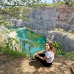 Denisa Cziglová Instagram - Tak hlásím, už mám první @ozonovaterapie za sebou první čtyři dny.🙏🏽 Zatím se cítím velmi dobře a věřím, že bude ještě líp.🫶🏻 Mám před sebou další 14 dní čistění krve, buněk a jsem opravdu na celý výsledek. 🙏🏽🫶🏻 Člověk si musí užírat každý den, svoje přátelé, výlety a život na plno.❤️ Konečně jsem viděla „Velkou Ameriku".😀 A samozřejmě můj oblíbeny Karlštejn nesmí chybět nesmí chybět.🙏🏽 Ale už se taky moc těším za rodinou a svoji holčičkou🥹💜 Často se ptáte, kdy vyrazíme do zahraničí a kam. Obvykle odpověď - řešíme a pracujeme na tom. Vše uvidíme, jak dopadne magnetická rezonance a pak budeme postupovat dál. Tak prosím buďte trpělivý jako já😄 Přeji vám hezký víkend🙏🏽☀️🌸🌷 #vyletovani #cestovani #velkaamerika #karlstejn #enjoyeverymoment #foodtherapybydenisa #ozon #ozontherapie #cancermum #cancerfighter #glioblastom #staypositiv #staystrong Velká Amerika - Lom Mořina