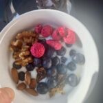 Denisa Cziglová Instagram - Ano jestli miluji jedinou sladkost, kterou můžu, tak je to bio bílý kozí jogurt, 2 čtverečky hořké 85% čokolády, hrst mandlí a ořechů, borůvky a maliny hrst. No a pozor ‼️ Nesmíme zapomenout jako důležité palivo zdravých tuků, které je bio máslo. Zdravé tuky.😈 Takže klidně větší kus, nebojte se toho. 🫶🏻 Ze začátku mi to přišlo divné, ale teď když máslo roztaje, s hořkou čokoládou, je to výborné, celá ta kombinace je strašná dobrota. 🤩 Takže se nebojte toho a zkuste keto dietu se zdravými tuky.❤️ #keto #ketodieta #zdravinaprvnimmiste #bezcukru #bezsacharidu #tuk #zdravetuky #foodtherapybydenisa #cancermum #cancerfighter #glioblastoma