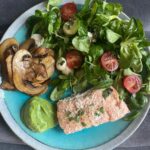 Denisa Cziglová Instagram - Už jste si dělali pesto z medvědího česneku?🐻🌱 Proč jíst medvědí česnek? Už samotný fakt, že jde o zelenou ingredienci, napovídá, jak moc je pro náš organismus důležitý. Najdeme v něm železo, zinek, hořčík, vápník, mangan, měď. Obsahuje důležité vitaminy B1, B2, C, A. Právě kvůli těmto přednostem jej naše babičky využívaly při léčbě závratí, křečových žil nebo při potížích s dechem. Silné sloučeniny a kyselina L-askorbová jsou pravým důvodem, proč je plný vitaminu C. Stačí jen 100 g zelených listů a tělu dodáte 150 mg vitaminu C, tedy trojnásobnou denní dávku, za což vám nejvíce poděkuje imunitní systém Fakt velká dobrota a moc zdravá vychytávka. Udělala jsem vychytávku s dobrou majo česnekovku z avokáda 🥑 suroviny: 100g medvědího česneku 1 avokádo 1 stoužek česneku Sůl, pepř 2 lžíce olivového oleje 3 lžíce vody Vše řádně rozmixujte a dolaďte🫶🏻 #medvedicesnek #jaro #zdravi #zdravinaprvnimmiste #foodtherapybydenisa #gliobastoma #cancermum #cancerfighter