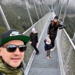 Denisa Cziglová Instagram - Poprvé jsme byli na Dolní Moravě v @wellnesshotelvista a kdo ještě nebyl s dětičkami, tak vřele doporučuji.🙌🏼😍👏🏻 Super hotel, spousta zábavy pro děti, animátoři, super programy pro zlatíčka, takže špatné počasí je zažehnáno, dětské koutky, herny, hřiště, bazény pro malé a velké, no a pro starší sauna a wellness😍 V zimě to tady musí být super lyžovačka a super zážitek byl dnešní Sky Walk. 🫶🏻🥹 Už chápu, že je tady věčně plno, protože tady si to opravdu užijí všichni a hlavně ty naše zlatíčka.❤️ #wellnesshotelvista #dolnimorava #rodinyvylet #holcicky #skywalk #czechrepublic #foodtherapybydenisa #cancermum #cancerfighter #enjoyeverymomentasitcomes⌛️ Czechy, Dolni Morava, Sky Walk, Spacer W Chmurach