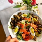 Denisa Cziglová Instagram - Začínám si pomalu zvykat na svoji keto diatu. Už začínám pomalu svůj zvyk 18/6. Co to znamená?🤭 18 hodin detox bez jídla a 6 hodin si můžu dovolit 2x přes den jíst výživné jídlo plné zdravých tuků a bílkovin. Samozřejmě hodně zeleniny a maximálně 50g sacharidů za celý den. 🙏🏽😅 No první dva týdny byly velmi těžké, ale už je to lepší a lepší. 🫶🏻 Fyzicky i psychicky se cítím mnohem lépe a mám více energie a lepší náladu. Samozřejmě občas chuť na sladké je, ale borůvky a 1x čtvereček 85% hořké čokolády prostě udělá velkou radost😃☝🏻 Proč jsem se vydala na tuto cestu? 1. Načetli jsme s manželem @romanza66 spoustu příběhů z USA webů - gliomblastom bojovníků. Hodně o jejich keto stravě, chemoterapií a uzdravení. Kteří vedli půsty, kvalitní životní styl a vyhráli svůj boj a na další desítky let🥳 2. Je super přečíst si knihu Hacknuté tělo od David Asprey. Dodá vám zase naději na uzdravení a motivaci, jak vyhrát nad svoji nemocí a vyléčit se. Takže pro mě zase velký vzor. Člověk postupem stárne a ztrácí naše zdravé buňky - mitochondrie a ty právě si můžeme navrátit zpátky půstem a zdravou stravou. Takže vřele doporučuji si pročíst, ať víte jak si pěstovat svoji vitalitu a být super člověk.🙌🏼 Tak to je zas pár nových slov. Musím říct, že beru svoji nemoc jako cestu něco nového se naučit a k uzdravení. ❤️Nepláču, neděsím se a věřím, že bude zase dobře. Jen to chce svůj čas, být trpělivá, myslet pozitivne a věřit sama sobě.🙏🏽❤️ Večeře: Polníček Paprika Hlíva ústřičná Bio marinovaný losos Vajíčka A nezapomenout na zeleninu @baxantgreens 🌱 A hodně olivového oleje☺️ Příště vám zase napíši další vychytávky.😘❤️ #keto #ketodiet #bezsacharidu #bezcukru #evzen #nador🤪 #gliobastoma #nadornamozku🧠 #foodtherapybydenisa #fuckcancer🎀