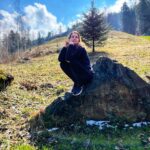 Denisa Cziglová Instagram - PODĚKOVÁNÍ 🙏🏽🫶🏻❤️ Moc vám všem děkuji za vaše zprávy a také za velkou podporu v naší sbírce na @doniocz Když jsme sbírku zakládali, ani ve snu nás nenapadlo, že by dopadla takto. Jsem za to nesmírně vděčná a moc si toho vážím.🫶🏻 Děkuji ještě jednou z celého srdce.💫❤️ Bohužel se zde najdou i tací, kteří s mou cestou nesouhlasí a snad si i myslí, že finance ze sbírky použiji na zábavu…🤷‍♂️ 🙈 Každý máme svůj názor a to je správné, ne všichni spolu musí souhlasit. Nakonec každý se může rozhodnout jakou cestou půjde a následky si pak ponese sám. Ráda bych však těmto lidem doporučila ať mě přestanou sledovat a věnují se raději něčemu, co jim vytváří pozitivní emoce než holce s nádorem, co jde vlastní cestou...🙌🏼 Každopádně žádné peníze na světě nejsou důležitější než zdraví. 💚 Vlastní prožitek je věřte však mnohem silnější než si myslíte, protože každý by chtěl žít kvalitní a zdravý život co nejdéle, ale představit si to není jednoduché… Člověk má pak k životu úplně jiný přístup. Vybrané peníze jsou sice krásné, ale nikdo Vám neřekne kolik je vlastně potřeba nebo na jak dlouho, nebo jestli vůbec něco zabere. Léčba může stát i mnohem vyšší miliony než jsme spolu vybrali. No můžeme jen věřit, že najdeme způsob léčby, který funguje. 🙏🏽 Já již nějakou dobu kombinuji klasickou západní medicínu-tedy nyní radioterapii + tabletky chemoterapie s alternativní podpůrnou léčbou. Ráda Vám tady o ní pak napíšu, ale až potom, co z ní naberu zkušenosti. Zatím bohužel nic Evžena nezastavilo a tak teď zkoušíme, co se dá.🙏🏽 Dalším krokem bude zahraničí, pravděpodobně USA. Chtěla bych moc poděkovat Verci aYvči za pomoc v komunikaci v angličtině.❤️ @nourishbyv @yvetagermano Není to opravdu jednoduché se všemi klinikami dobre komunikovat. Ještě bych vám chtěla říct, že jsem se rozhodla po několika letech změnit svůj způsob stravování na tzv. KETO stravu. Info web @brainmarket_cz Věřím, že je to ten správný směr, kterým mám teď jít a věřím, že i mnohým z vás by tato strava prospěla, ale samozřejmě každému nebude vyhovovat. Samozřejmě to není jen o stravě, ale o více faktorech, které ovlivňují naše zdraví. Přeji všem zdraví a užívejte každý den na plno🫶🏻❤️