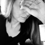 Denisa Cziglová Instagram - Pomož mi prosím a neuškoď 🙏🏽🙏🏽🙏🏽 Jak se říká: „V nejhorším má se zkusit všechno”. Tak mám za sebou prvních pár dní chemoterapie. Pro nádory mozku je prášková verze, ne infuze, ale cítím ji přes žaludek. 🤪 Obdivuji všechny bojovníky, jak zvládají tohle “období” s ještě silnější chemoterapií. Každý máme nějakou silnou a slabou stránku. Já zvládnu v poklidu operaci mozku, srovnat se s výsledkem z histologie taky, ale teď se ve své kůži moc necítím.😔 Otok mozku bohužel stále trošku mám, občas mluvím špatně, aspoň si rozumíme s Izabelkou.😅🙈 Měsíc přede mnou ozařování a chema, musím myslet pozitivně, ale občas je to náročné, co si budem🤪 Ale věřím, že brzy bude dobře.🙏🏽🫶🏻 Život je prostě zkouška a každá cesta nám ukáže, kterou se máme vydat. #cancermum #cancerfighter #chemoterapie #ozarovani #glioblastoma #astrocyton #staystrong #staypositive #enjoyeverymomentasitcomes⌛️