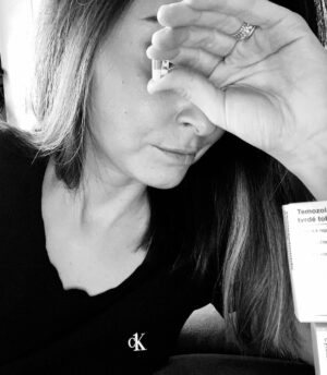 Denisa Cziglová Instagram - Pomož mi prosím a neuškoď 🙏🏽🙏🏽🙏🏽
Jak se říká: „V nejhorším má se zkusit všechno”. 
Tak mám za sebou prvních pár dní chemoterapie.
Pro nádory mozku je prášková verze, ne infuze, ale cítím ji přes žaludek. 🤪

Obdivuji všechny bojovníky, jak zvládají tohle “období” s ještě silnější chemoterapií.

Každý máme nějakou silnou a slabou stránku.
Já zvládnu v poklidu operaci mozku, srovnat se s výsledkem z histologie taky, ale teď se ve své kůži moc necítím.😔

Otok mozku bohužel stále trošku mám, občas mluvím špatně, aspoň si rozumíme s Izabelkou.😅🙈

Měsíc přede mnou ozařování a chema, musím myslet pozitivně, ale občas je to náročné, co si budem🤪 

Ale věřím, že brzy bude dobře.🙏🏽🫶🏻

Život je prostě zkouška a každá cesta nám ukáže, kterou se máme vydat. 

#cancermum #cancerfighter #chemoterapie #ozarovani #glioblastoma #astrocyton #staystrong #staypositive #enjoyeverymomentasitcomes⌛️