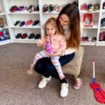 Denisa Cziglová Instagram - Konečně přišlo hezké počasí a my už jsme vytáhly jarní botičky ven.🤩🫶🏻 Jen doufám, že příští týden nasadíme zimní boty a bundy, bude poslední záchvěv zimy, nehezkého počasí a začneme se brzy z hezkého počasí radovat🙏🏽 To mě teď nejvíc dobiji baterky.🫶🏻❤️ Jarní velikost jsem vzala už 23, po změření nožky, už je lepší ta větší velikost.🙀 Nejoblíbenější mám značku Superfit, Íza je ráda nosí a hodně vydrží.😅 Nejradši chodíme do obchůdku pro obuv @botysek_detskeboticky je tam obrovský výběr a paní majitelka strašně milá a ochotná.🙏🏽🫶🏻 Kousek od Makra v Brně a nebo můžete mrknout i na eshop.😍 https://www.botysek.cz #boticky #detskeboty #botyprodeti #velkyvyber #botysekdetskeboticky #brno #turany #foodtherapybydenisa #cancermum #izabela #mojeholcicka Brno-Tuřany