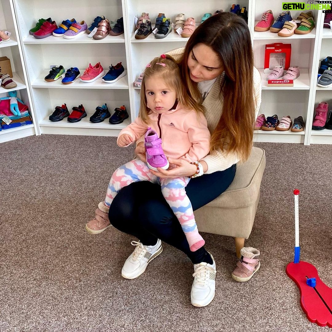Denisa Cziglová Instagram - Konečně přišlo hezké počasí a my už jsme vytáhly jarní botičky ven.🤩🫶🏻 Jen doufám, že příští týden nasadíme zimní boty a bundy, bude poslední záchvěv zimy, nehezkého počasí a začneme se brzy z hezkého počasí radovat🙏🏽 To mě teď nejvíc dobiji baterky.🫶🏻❤️ Jarní velikost jsem vzala už 23, po změření nožky, už je lepší ta větší velikost.🙀 Nejoblíbenější mám značku Superfit, Íza je ráda nosí a hodně vydrží.😅 Nejradši chodíme do obchůdku pro obuv @botysek_detskeboticky je tam obrovský výběr a paní majitelka strašně milá a ochotná.🙏🏽🫶🏻 Kousek od Makra v Brně a nebo můžete mrknout i na eshop.😍 https://www.botysek.cz #boticky #detskeboty #botyprodeti #velkyvyber #botysekdetskeboticky #brno #turany #foodtherapybydenisa #cancermum #izabela #mojeholcicka Brno-Tuřany