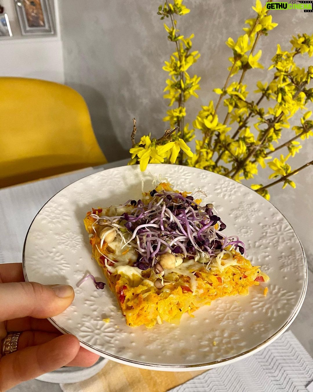 Denisa Cziglová Instagram - Lehká rychlovka na večer🤩🫑🥕 Nastrouhaná mrkev, cibule najemno, paprika, trošku kysaného zelí, 2 vajíčka, sůl a pepř a pečete na 30 minut. Ozdobila jsem klíčky 💪🏼🫶🏻 #low #lowcarb #zdravinaprvnimmiste #staystrong #staypositive #foodtherapybydenisa #glioblastoma #tumor #cancermum #cancersurvivor #brno