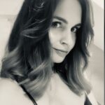 Denisa Cziglová Instagram - 24.11. 2023 jsem si myslela, že to bude už můj nejhezčí dárek k Vánocům. Nic jiného jsem si vlastně nepřála. Ale každý máme naděleno předem.🧠 Je to trošku jinak, než jsem si myslela, ale člověk to nesmí brát špatně. Pojďme si naopak říct, tento rok byl opravdu plný zážitků, i když ne někdy těch nejlepších a jednoduchých, ale ty hezké chvíle jsem si prožila, užila a pořád si chci užívat, dokud to jde. ❤️🙏🏻 Dostala jsem od června krásný dárek k narozeninám, šanci prodloužit si život a užívala jsem si všechno naplno. 🌟 Léčba bohužel přestala fungovat a nové nádory se ozvaly na novém místě, které nelze operovat ani ozařovat. Když by vám někdo řekl máte měsíc, nebo dva života? Co budete dělat? Neříkám, že mám před sebou měsíc života já pořád věřím a doufám…🌟 Já nevím jak dlouho tady budu, ani to nepočítám, neřeším, ale chci si to užít. 🙏🏻 Každý den naplno a nelitovat ničeho. ❤️ Samozřejmě jinak než někteří, jak to mají - párty, koks a chlebíčky 😂😂😂 NE to nepotřebuji. Ale být šťastná s těmi, které mám ráda dokud to půjde. Být vděčná za každý den a večer, za který poděkuji a nebudu plánovat ten druhý den. Každý máme tady svoji roli, svoji derniéru a svíčku života, která nám jednou zhasne. Budu se snažit pořád pozitivně myslet a zkusím najít jinou cestu a ještě si ten život užít a nebojím se, nemám už strach. Není potřeba plakat a litovat mě.🫶🏻 Je to jen na mně, jak to budu brát. Já už vím❤️ #foodtherapybydenisa #evzen #lovemylife