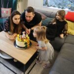 Denisa Cziglová Instagram - Holčičko naše, přejeme ti krásné 2. narozeniny.🎂👼🏻💓💐 Je neskutečný, jak jsi nám vyrostla, krásně mluvíš a jsi taková srandovní opička. 🐒🦄 Jsem pyšná na tebe a každý den šťastná, že tě u sebe mám.❤️ Děkuji tobě lásenko malá, taťkovi i rodině za oporu a pomoc v tomto “náročnějším” období🙏🏽❤️ Ale věřím, že všechno dobře dopadne, zase najdu konec tunelu a bude zase dobře🙏🏽💓 Děkujeme za momentky @camiladettlaff 😘👌 #narozeniny #2roky #mojeholcicka #mojedcera #izabela #rodinaoslava #rodinajenejvic #foodtherapybydenisa #cancermum #cancerfighter #🧠 #fuckcancer🎀 #glioblastoma #staypositive #staystrong Doma