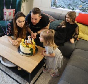 Denisa Cziglová Instagram - Holčičko naše, přejeme ti krásné 2. narozeniny.🎂👼🏻💓💐

Je neskutečný, jak jsi nám vyrostla, krásně mluvíš a jsi taková srandovní opička. 🐒🦄
Jsem pyšná na tebe a každý den šťastná, že tě u sebe mám.❤️

Děkuji tobě lásenko malá, taťkovi i rodině za oporu a pomoc v tomto “náročnějším” období🙏🏽❤️

Ale věřím, že všechno dobře dopadne, zase najdu konec tunelu a bude zase dobře🙏🏽💓

Děkujeme za momentky @camiladettlaff 😘👌
#narozeniny #2roky #mojeholcicka #mojedcera #izabela #rodinaoslava #rodinajenejvic #foodtherapybydenisa #cancermum #cancerfighter #🧠 #fuckcancer🎀 #glioblastoma #staypositive #staystrong