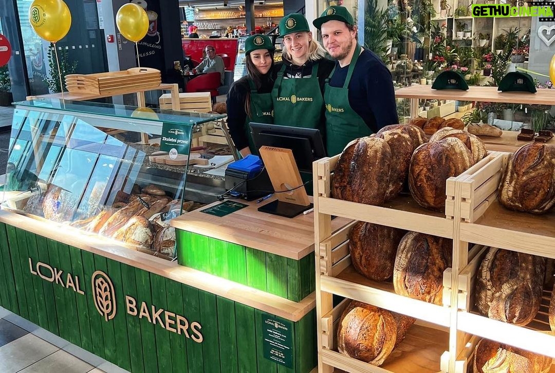 Denisa Cziglová Instagram - Tak přátelé je to tady🥐🥖🥨 Otevřeli jsme v @campus.square pro vás to nejlepší řemeslné pečivo @lokalbakers.cz z kvalitní mouky, nejlepších surovin a bez éček. 😍🙏🏽 Upřímně moc jsem se na tento čas těšila, ale život mi řekl: "Nene Deniso, teď máš jinou životní etapu, poslání a bude vše jinak”. Beru svůj život jako výzvu, challenge, nebojím se a věřím, že všechno dobře dopadne❤️A můj kámoš Evžen se nikdy neprobudí.🙏🏽💪🏼 Bohužel na stánku se teď u chlebíků neuvidíme a nepopovídáme si spolu, ale náš čas určitě přijde.☺️ Věřím, že vám bude moc chutnat ❤️ Děkuji ti moc zlato, jak to všechno teď zvládáš a jsi šikovný manžel a velkou oporou.💓 Repost @romanza66 Lokal Bakers Aleluja 🙌☺️ po všech počátečních provozních zmatcích jsme již plně funkční a těší nás, že vám konečně můžeme prodávat to nejlepší pečivo z Brna 💚🙌 🍞Nejlepší chleba od Chleba Brno 🥐 nejlepší croissanty od @williamthomasbakery 🥯nejlepší buchty od PANEOLIT 🍩nejlepší koblihy od Kobliha 🧇nejlepší bezlepkove pečivo od @spolubezlepku.cz 🍞nejlepší toasťák od Uncle Baker 🍪nejlepší cookies od Amici Pizza & Burgers ❤️Těšíme se na Vaši návštěvu v @campus.square #pecivo #remeslnepecivo #bezecek #kvalitnisuroviny #lokalbakers #chlebabrno #willamthomas #kobliharna #spolubezlepku #tostak #paneolit #foodtherapybydenisa #cancermum #cancerfighter #campus #brno Campus Square Brno