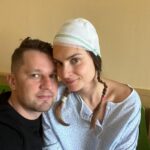 Denisa Cziglová Instagram - Myslím, že umím být tvrďák, ale ta bolest byla obrovská. Logopedička začala: „Tak pojďte vykládat, co by jste dobrého pro všechny uvařila, uvařila bych jako předkrm - mozzarellu a rajčata, pořádnou polívku vývar a jako druhé kuřecí supreme, ale nemůžu si vzpomenout na zeleninu, jen rajče a na nic dalšího si nemůžu vzpomenout, nevím jakou zeleninu, úplně me vypadlo, ach bože to tak strašně bolí, prosím pane doktora, ta mega bolest”. Nevím přesně kolik to bylo, ale skoro celá hodinka, byla jsem moc ráda, že to skončilo a zase mě uspali. Nikdy nevíte, jak se probudíte. Vstáváme slečno, jak se jmenujete? Jmenuji se Denisa…Kde bydlíte, co je dnes za den, kolik je vám let, jak se jmenuje váš manžel? „Já nevím, nikoho si nepamatuji, pane bože, nevím jaký je den, nic si nepamatuju…. Pšt klid…Brečela jsem tam moc. Bude zítra líp, vzali jsme toho hodně, ale jste rozrušená.Dostala jsem lexaurin na uklidnění a usnula. Moje ubohá dušička prosila ať si vzpomenu a prosila. Jasně mozek byl asi nateklý, všechno bylo popletené a pak jsem slyšela svoji oblíbenou písničku What’s up a začala jsem si vzpomínat, co je za den - středa a zítra čtvrtek, jak se jmenuje manžel - Roman, kde mám adresu domu, panebože naskočilo to uffff, díky bohu.🙏🏽❤️ Kolik toho nádoru pan doktor vybral zatím nevím, dám vědět jak budu vědět, ale beru to, tak že se vyléčím🙏🙌💪 Jak stačí málo od života, když můžete mít tu radost a jste šťastní za tu maličkost. Moc vám děkuji za zprávy, že na mě myslíte a držíte mi palce, jste úžasní. ❤️ Brzy vám zas napíšu. Musím odpočívat🙌 Fakultní nemocnice Brno