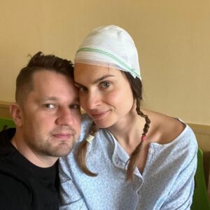 Denisa Cziglová Instagram - Myslím, že umím být tvrďák, ale ta bolest 
byla obrovská. Logopedička začala: „Tak pojďte vykládat, co by jste dobrého pro všechny uvařila, uvařila bych jako předkrm - mozzarellu a rajčata, pořádnou polívku vývar a jako druhé kuřecí supreme, ale nemůžu si vzpomenout na zeleninu, jen rajče a na nic dalšího si nemůžu vzpomenout, nevím jakou zeleninu, úplně me vypadlo, ach bože to tak strašně bolí, prosím pane doktora, ta mega bolest”. Nevím přesně kolik to bylo, ale skoro celá hodinka, byla jsem moc ráda, že to skončilo a zase mě uspali. 

Nikdy nevíte, jak se probudíte. Vstáváme slečno, jak se jmenujete? Jmenuji se Denisa…Kde bydlíte, co je dnes za den, kolik je vám let, jak se jmenuje váš manžel? „Já nevím, nikoho si nepamatuji, pane bože, nevím jaký je den, nic si nepamatuju…. Pšt klid…Brečela jsem tam moc. Bude zítra líp, vzali jsme toho hodně, ale jste rozrušená.Dostala jsem lexaurin na uklidnění a usnula. 

Moje ubohá dušička prosila ať si vzpomenu a prosila. Jasně mozek byl asi nateklý, všechno bylo popletené a pak jsem slyšela svoji oblíbenou písničku What’s up a začala jsem si vzpomínat, co je za den - středa a zítra čtvrtek, jak se jmenuje manžel - Roman, kde mám adresu domu, panebože naskočilo to uffff, díky bohu.🙏🏽❤️
Kolik toho nádoru pan doktor vybral zatím nevím, dám vědět jak budu vědět, ale beru to, tak že se vyléčím🙏🙌💪

Jak stačí málo od života, když můžete mít tu radost a jste šťastní za tu maličkost. 
Moc vám děkuji za zprávy, že na mě myslíte a držíte mi palce, jste úžasní. ❤️ 
Brzy vám zas napíšu. Musím odpočívat🙌