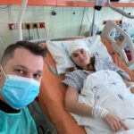 Denisa Cziglová Instagram - Jaké to je, když máte dvě hodiny před operací, když máte chvilku kapačku a za chvílí vše skončí. Myslíte na rodinu, manžela svoji malou holčičku, kamarády, své minulé lásky a srandovní chvilky ze svého života a musíte už končit. Když jsem jela dolů na sál nebála jsem se, jen jsem koukala kolik operačních míst je kolem mě. Trošku jako fabrika🤷‍♂️ Tak Deniso vítáme vás tady u nás, svlíknout do nahá, zakrýt se a přelehněte si tady na operační lůžko.Tady je paní anestezioložka, za chvilku přijde psycholožka a začneme. Máte nějaké přání? „Jasně pane doktore, ráda bych měla hodně vlasů, takže šetřete”. Dobře tak jsem pro, začnu vám vysvětlovat, jak se pohodlně přichystáte, aby jste dobře ležela. Váš obličej musíme přesně připravit a pořádně zafixovat, aby se vaše hlava nepohnula. Potom vás uspíme a za chvilku až vám otevřu hlavu, pak si začneme vykládat. Jako první až se probudíte zvednete pravou ruku nahoru a řeknete, že jste tady s námi. To už bude vaše hlava otevřená a začneme si spolu vykládat. Takže dobrou noc a za chvilku se vidíme. Jak sladké je vaše blaho, nic necítíte a máte ty hezké sny. Ale pak přijde: „Deniso už je čas vstáváme, pojďme si povídat.” Byla jsem klidná, ukázala jsem 3x ruku, že vnímám, jsem tady. Bože to je strašná žízeň, můžete mi dát namočit trošku tampónu, mám strašnou žízeň. Logopedka mě začala ukazovat obrázky: “Auto, rýč, konev, atd” ,tak Deniso pojďte nám povídat o Master chefovi, co jste vařila”. Pane bože začala mě tak strašně bolet hlava: „ Au pane doktore, prosím píchněte mi něco do hlavy, tak strašně to nebolí”. Pokračování v druhém bloku… Fakultní nemocnice Brno