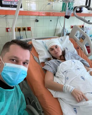 Denisa Cziglová Instagram - Jaké to je, když máte dvě hodiny před operací, když máte  chvilku kapačku a za chvílí vše skončí. Myslíte na rodinu, manžela svoji malou holčičku, kamarády, své minulé lásky a srandovní chvilky ze svého života a musíte už končit.

Když jsem jela dolů na sál nebála jsem se, jen jsem koukala kolik operačních míst je kolem mě. Trošku jako fabrika🤷‍♂️

Tak Deniso vítáme vás tady u nás, svlíknout do nahá, zakrýt se a přelehněte si tady na operační lůžko.Tady je paní anestezioložka, za chvilku přijde psycholožka a začneme. Máte nějaké přání? „Jasně pane doktore, ráda bych měla hodně vlasů, takže šetřete”. 
Dobře tak jsem pro, začnu vám vysvětlovat, jak se pohodlně přichystáte, aby jste dobře ležela. Váš obličej musíme přesně připravit a pořádně zafixovat, aby se vaše hlava nepohnula. Potom vás uspíme a za chvilku až vám otevřu hlavu, pak si začneme vykládat. Jako první až se probudíte zvednete pravou ruku nahoru a řeknete, že jste tady s námi. To už bude vaše hlava otevřená a začneme si spolu vykládat. Takže dobrou noc a za chvilku se vidíme. 

Jak sladké je vaše blaho, nic necítíte a máte ty hezké sny. Ale pak přijde: „Deniso už je čas vstáváme, pojďme si povídat.” Byla jsem klidná, ukázala jsem 3x ruku, že vnímám, jsem tady. Bože to je strašná žízeň, můžete mi dát namočit trošku tampónu, mám strašnou žízeň. Logopedka mě začala ukazovat obrázky: 
“Auto, rýč, konev, atd” ,tak Deniso pojďte nám povídat o Master chefovi, co jste vařila”. Pane bože začala mě tak strašně bolet hlava: „ Au pane doktore, prosím píchněte mi něco do hlavy, tak strašně to nebolí”. 

Pokračování v druhém bloku…