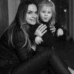 Denisa Cziglová Instagram - Moje malá lásko💓 Nevím, jak to přesně říct. Protože nechci nikam odcházet. Jen ti chci říct pár slov, že jsem šťastná za to, že tě mám. Že jsem ti mohla dát život a být s tebou❤️ Na začátku mé nemoci mně doktoři varovali, že bych neměla být těhotná a mít dítě. Ale po čase změnili názor a já dostala povolenku a šla do toho naplno. Dnes nelituji tohoto rozhodnutí a jsem moc šťastná za to, že tě mám. I když jsem občas byla nervózní a nevyspaná máma, slibuji, že už nebudu. 🙏🏽 Miluji tě nadevše a chci si s tebou užívat každý den naplno🙏🏽❤️ Povahově jsi celá já 😅 Moje malá kopie. Malý bojovník, vzteklinka, dračice a živel. Ale jsem za to moc ráda a vděčna za to že tě mám. ❤️💫 Promiň, že jsem teď chvilku pryč, vynahradím ti to jak nejdřív to půjde. Moc mi chybíš. S láskou tvoje máma❤️ Miluji tě 💓💫 #mojeholcicka #izabelka #laskanacelyzivot💕