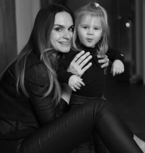 Denisa Cziglová Instagram - Moje malá lásko💓
Nevím, jak to přesně říct. Protože nechci nikam odcházet. 

Jen ti chci říct pár slov, že jsem šťastná za to, že tě mám. Že jsem ti mohla dát život a být s tebou❤️

Na začátku mé nemoci mně doktoři varovali, že bych neměla být těhotná a mít dítě. Ale po čase změnili názor a já dostala povolenku a šla do toho naplno.

Dnes nelituji tohoto rozhodnutí a jsem moc šťastná za to, že tě mám. I když jsem občas byla nervózní a nevyspaná máma, slibuji, že už nebudu. 🙏🏽
Miluji tě nadevše a chci si s tebou užívat každý den naplno🙏🏽❤️

Povahově jsi celá já 😅 Moje malá kopie. Malý bojovník, vzteklinka, dračice a živel.  Ale jsem za to moc ráda a vděčna za to že tě mám. ❤️💫
Promiň, že jsem teď chvilku pryč, vynahradím ti to jak nejdřív to půjde. Moc mi chybíš.
S láskou tvoje máma❤️
Miluji tě 💓💫 
#mojeholcicka #izabelka #laskanacelyzivot💕