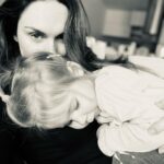 Denisa Cziglová Instagram - Lidičky ani nevím, jak moc vám poděkovat za tolik krásných zpráv a psychickou podporu. Omlouvám se, že všem hned neodepisuji, zpráv je strašně moc a snažím se ten mobil házet chvilku za hlavu🙏🏽🖤 Moc mi to pomáhá a moc si toho vážím, budu bojovat ze všech sil, jako lvice, ať ty hovaďáky, co se rozlezli v mé hlavě zlikviduji. DÍKY, DÍKY, DÍKY❤️❤️❤️ Tady je můj největší motivátor, který mě žene kupředu a aspoň nebrečím a nemyslím na to, co mě čeká.❤️❤️❤️ Zdravíme vás s Izou😘 #fuckcancer #cancemum #evzen #nador #foodtherapybydenisa #cancermum