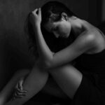 Denisa Cziglová Instagram - Starý rok se uzavřel a přišel ten Nový. Jsou období, které ve svém životě milujete a užívate si je na maximum. Zdraví,štěstí, radost, láska, úspěch, cestování, svatba a rodina. ❤️ A pak přijde období smutku starosti, bolesti a boje. To je prostě život. Všechno nemůže být pořád v rovnováze. Jedna stejná rovná čára bez starosti prostě neexistuje. Můžete přijít o milovaného člena rodiny, nebo od vás odejde vaše životní láska, ztratíte práci, nebo domov a v tom nejhorším případě, přijde nebo se vrátí vaše nemoc. 🖤 Ano je to tak. Nebudu lhát a nic tajit. Bohužel musím přiznat porážku svého soupeře. 🧠 Ač jsem před 3 měsíci měla na kontrole vše v pořádku, dnes je všechno jinak. Už před Vánocemi jsem začala cítit, jak se mi sužuje nádech a na jazyku mám nepříjemnou pachuť, obvykle ráno nebo, když byla náročná noc. No to není normální stav. Zavolala jsem neuroložce, šla na kontrolu a minulý pátek na MR a v pondělí jsem si volala pro výsledky. A doktorka: “ No Deniso je to tam, nové nádory, už jste na úterý domluvená ve Fn s panem dr. Sovou, domluvte si termín operace, jdete zase do boje”. 🙈😳 Tududum položila jsem ten telefon a nevěděla jsem jak se nadechnout a co na to říct, a jak to zase řeknu rodině a svému manželovi.🙈 Jak je možný, že se znovu probudil a velmi rychle se namnožil? Asi je trošku agresák, protože zvládl za 3 měsíce, udělat v té mé hlavě pořádnej mejdan. Ano samozřejmě už jsem nedržela tak přísnou dietu a pravidla, jak na začátku, občas kousek pizzy, masa, buchty od mámy nebo babičky a občas nevyspaná, unavená a protivná matka s negativní náladou. Částečně si za to můžu sama, že jsem na sebe nebyla víc tvrdá, částečně můj typ nádoru se bohužel rád vrací a mění se z menšího zla, na největší zlo boj. Není to už soutěž, jako @masterchefcz nebo @survivorceskoslovensko ve které můžete vyhrát slušnou částku, tohle už je boj o holý život a o pár let navíc. 🖤 Tak, mi prosím držte palce, budu zase bojovat a musím porazit tu svini. Motivaci mám obrovskou, moji rodinu a svoji holčičku.🖤 #fuckcancer #evzen #mutant