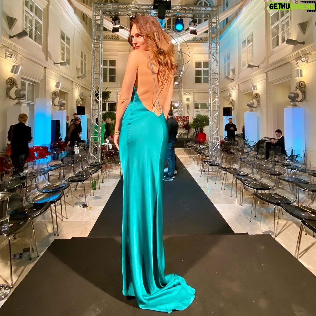 Denisa Cziglová Instagram - Děkuji moc za pozvání ❤️@showandthecity Poprvé jsem si tuto charitativní přehlídku užila jinak, než na mole a po dlouhé době viděla své známé. 😆 Jsem moc ráda, že @dnes_pomaham stále pomáhá dětem, které pomoc potřebují. 🙏🫶🏻 Moc hezky jsem se cítila 😍. Děkuji za šaty od @lasatinofficial ❤️ A šikovné kadeřnici Verči za úžasné vlásky. 😍 My ženy umíme kouzlit 😈😇 Život se musí žít a užívat si každý den a dělat si radost.❤️ #showandthecity #dnespomaham #barcelo #fashionshow #lasatin #lasatinofficial #girlspower #brno #foodtherapybydenisa #cancermum Hotel Barceló Brno Palace