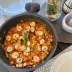 Denisa Cziglová Instagram - Paella time🩷🦐 Nechci se moc chválit, ale fakt se dnes povedla😋😎 Já ji dělám víc zeleninovou a je tam chřest, rajčata, cibule, česnek, cuketa na kostičky a hlíva ústřičná 😉 Krevety pěkně udělám na česneku, petrželi a máslo na bylinkách👌 j Moc velká letní dobrota.😎 A oblíbené jídlo našich holčiček. #paella🥘 #paellatime #lunch #nosugar #favoritemeal #musttry #wearewhatweeat #foodtherapybydenisa #cancermum #cancerfighter #glioblastomasurvivor #glioblastom