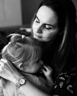 Denisa Cziglová Instagram - Beruško moje milovaná, už máš 2 roky a tři měsíce❤️🌸
Tak krásně mluvíš a nejde tě ani zastavit, jak chceš celý den vykládat.😃😅
To máš po mně, celá máma.😈

Děláš mi neskutečnou radost každý den a strašně mě držíš nad vodou v tomto “náročném období”. 🫶🏻
Chci a doufám, že to všechno zvládneme a budu tady pro tebe.❤️

Miluji tě, tvoje máma❤️❤️❤️

#izabelka #2rokyačtvrt🎈 #mojelaska #mojemalaholcicka