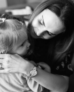 Denisa Cziglová Instagram - Beruško moje milovaná, už máš 2 roky a tři měsíce❤️🌸
Tak krásně mluvíš a nejde tě ani zastavit, jak chceš celý den vykládat.😃😅
To máš po mně, celá máma.😈

Děláš mi neskutečnou radost každý den a strašně mě držíš nad vodou v tomto “náročném období”. 🫶🏻
Chci a doufám, že to všechno zvládneme a budu tady pro tebe.❤️

Miluji tě, tvoje máma❤️❤️❤️

#izabelka #2rokyačtvrt🎈 #mojelaska #mojemalaholcicka
