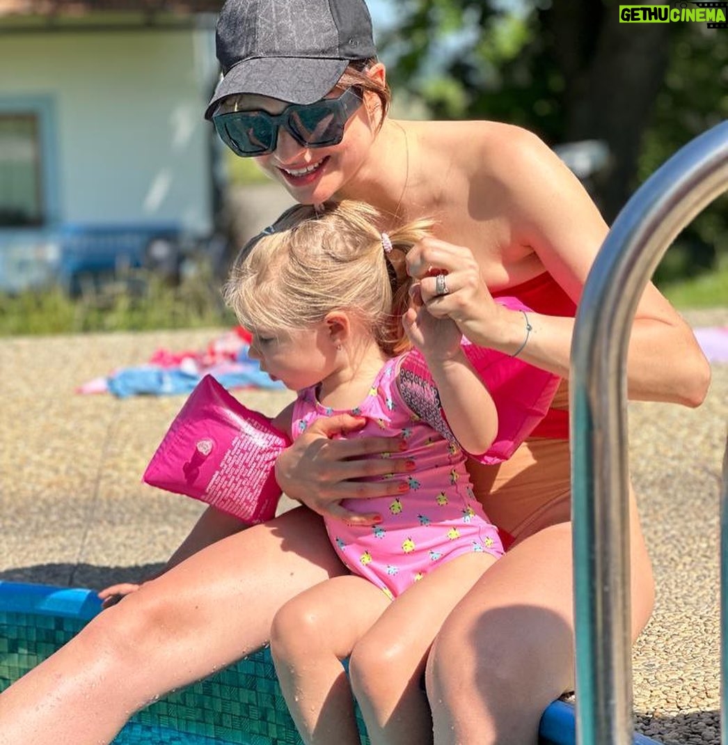 Denisa Cziglová Instagram - Dřív holky na mole👠, divošky 🐯,na párty 👯♀️ a dnes všechny mamky🙏🏽❤️ Ale pořád kamarádky, které toho mají tolik společného😅😈 Těch příběhů, vzpomínek a zážitků, co si můžeme od rána do večera vykládat je prostě to nejlepší. ❤️ Moc vám holky děkuji za to, že jsme se viděly a krásně si to užily😘❤️🙏🏽 @lenula8 @who_is_martina @ali1cka @gabi13ela @janullka1 @lucie__holikova prochazkova90 A doporučuji pro vás maminky, pokud chcete zabavit své děti a mít vše perfektně vybavené doporučuji @apartmanykocourek , vše naprosto perfektní,bude to naše každoroční tradice.🙏🏽 Ženy a plavky, o které mi píšete celý den 😅, tak najdete na @beach_swan 👙 #holkysobe #maminy #kamaradky #vysocina #pelhrimov #apalucha #apartmanykocourek