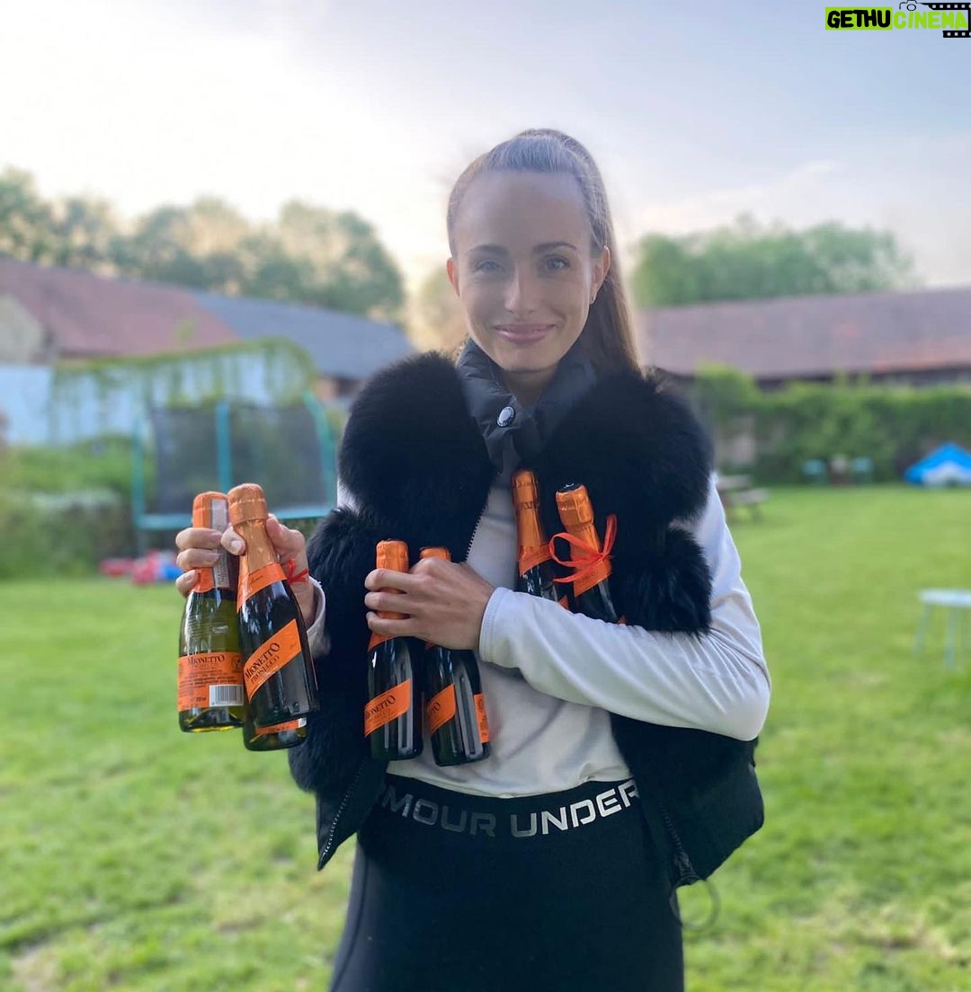 Denisa Cziglová Instagram - Dřív holky na mole👠, divošky 🐯,na párty 👯♀️ a dnes všechny mamky🙏🏽❤️ Ale pořád kamarádky, které toho mají tolik společného😅😈 Těch příběhů, vzpomínek a zážitků, co si můžeme od rána do večera vykládat je prostě to nejlepší. ❤️ Moc vám holky děkuji za to, že jsme se viděly a krásně si to užily😘❤️🙏🏽 @lenula8 @who_is_martina @ali1cka @gabi13ela @janullka1 @lucie__holikova prochazkova90 A doporučuji pro vás maminky, pokud chcete zabavit své děti a mít vše perfektně vybavené doporučuji @apartmanykocourek , vše naprosto perfektní,bude to naše každoroční tradice.🙏🏽 Ženy a plavky, o které mi píšete celý den 😅, tak najdete na @beach_swan 👙 #holkysobe #maminy #kamaradky #vysocina #pelhrimov #apalucha #apartmanykocourek