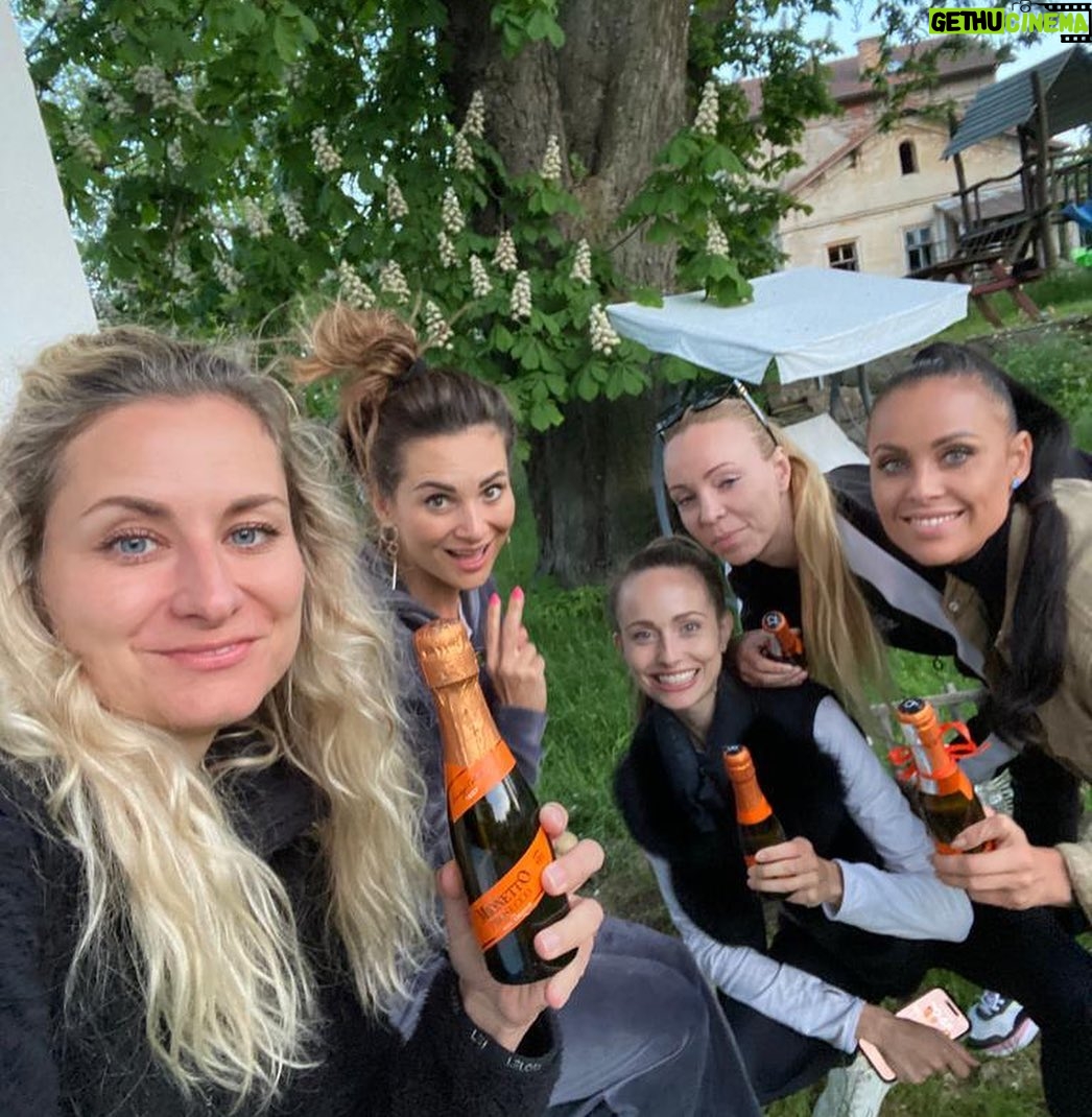 Denisa Cziglová Instagram - Dřív holky na mole👠, divošky 🐯,na párty 👯♀️ a dnes všechny mamky🙏🏽❤️ Ale pořád kamarádky, které toho mají tolik společného😅😈 Těch příběhů, vzpomínek a zážitků, co si můžeme od rána do večera vykládat je prostě to nejlepší. ❤️ Moc vám holky děkuji za to, že jsme se viděly a krásně si to užily😘❤️🙏🏽 @lenula8 @who_is_martina @ali1cka @gabi13ela @janullka1 @lucie__holikova prochazkova90 A doporučuji pro vás maminky, pokud chcete zabavit své děti a mít vše perfektně vybavené doporučuji @apartmanykocourek , vše naprosto perfektní,bude to naše každoroční tradice.🙏🏽 Ženy a plavky, o které mi píšete celý den 😅, tak najdete na @beach_swan 👙 #holkysobe #maminy #kamaradky #vysocina #pelhrimov #apalucha #apartmanykocourek