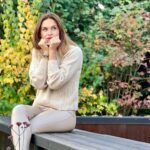 Denisa Cziglová Instagram - Podzim už opravdu začal a zima se blíží 🍁🍂❄️ Nejvyšší čas pořídit si něco teplého a příjemného na sebe.😍 Upřímně moc ráda nosím kašmírové svetry. Je to strašně příjemný materiál, neškrábe a krásně zahřeje. ❄️ Tento nový krásný kousek jsem pořídila od @justlovelabel a je teda úžasný.🤍 Ten materiál je tak jemný, kvalita 100% a příjemný. Určitě ještě o jednom přemýšlím - svetřík oversize.😌 Takže milý Ježíšku, kdyby jsi nevěděl…😅🎄 Na Vánoce opravdu hezký dáreček.🎁 #autumn #winter #kasmir #purelove #justlovelabel #justlove #fallinlove #czech #czechproduct #homemade #highquality #spoluprace