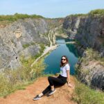 Denisa Cziglová Instagram - Tak hlásím, už mám první @ozonovaterapie za sebou první čtyři dny.🙏🏽 Zatím se cítím velmi dobře a věřím, že bude ještě líp.🫶🏻 Mám před sebou další 14 dní čistění krve, buněk a jsem opravdu na celý výsledek. 🙏🏽🫶🏻 Člověk si musí užírat každý den, svoje přátelé, výlety a život na plno.❤️ Konečně jsem viděla „Velkou Ameriku".😀 A samozřejmě můj oblíbeny Karlštejn nesmí chybět nesmí chybět.🙏🏽 Ale už se taky moc těším za rodinou a svoji holčičkou🥹💜 Často se ptáte, kdy vyrazíme do zahraničí a kam. Obvykle odpověď - řešíme a pracujeme na tom. Vše uvidíme, jak dopadne magnetická rezonance a pak budeme postupovat dál. Tak prosím buďte trpělivý jako já😄 Přeji vám hezký víkend🙏🏽☀️🌸🌷 #vyletovani #cestovani #velkaamerika #karlstejn #enjoyeverymoment #foodtherapybydenisa #ozon #ozontherapie #cancermum #cancerfighter #glioblastom #staypositiv #staystrong Velká Amerika - Lom Mořina
