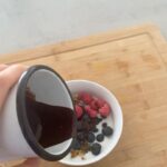 Denisa Cziglová Instagram - Ano jestli miluji jedinou sladkost, kterou můžu, tak je to bio bílý kozí jogurt, 2 čtverečky hořké 85% čokolády, hrst mandlí a ořechů, borůvky a maliny hrst. No a pozor ‼️ Nesmíme zapomenout jako důležité palivo zdravých tuků, které je bio máslo. Zdravé tuky.😈 Takže klidně větší kus, nebojte se toho. 🫶🏻 Ze začátku mi to přišlo divné, ale teď když máslo roztaje, s hořkou čokoládou, je to výborné, celá ta kombinace je strašná dobrota. 🤩 Takže se nebojte toho a zkuste keto dietu se zdravými tuky.❤️ #keto #ketodieta #zdravinaprvnimmiste #bezcukru #bezsacharidu #tuk #zdravetuky #foodtherapybydenisa #cancermum #cancerfighter #glioblastoma